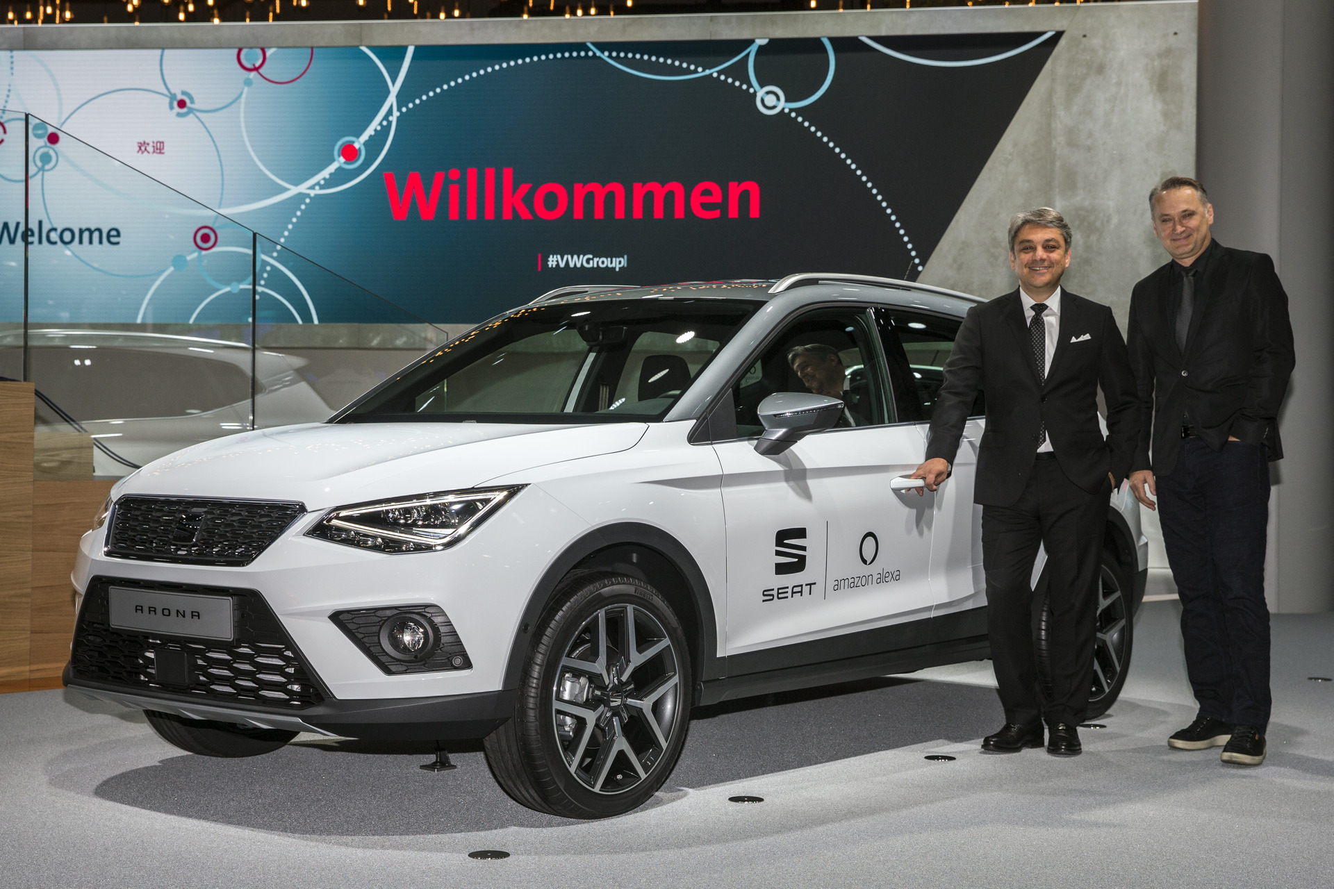 Luca de Meo (l.), Vorstandsvorsitzender der SEAT S.A., mit Ned Curic, Vice President für Alexa von Amazon.jpg
