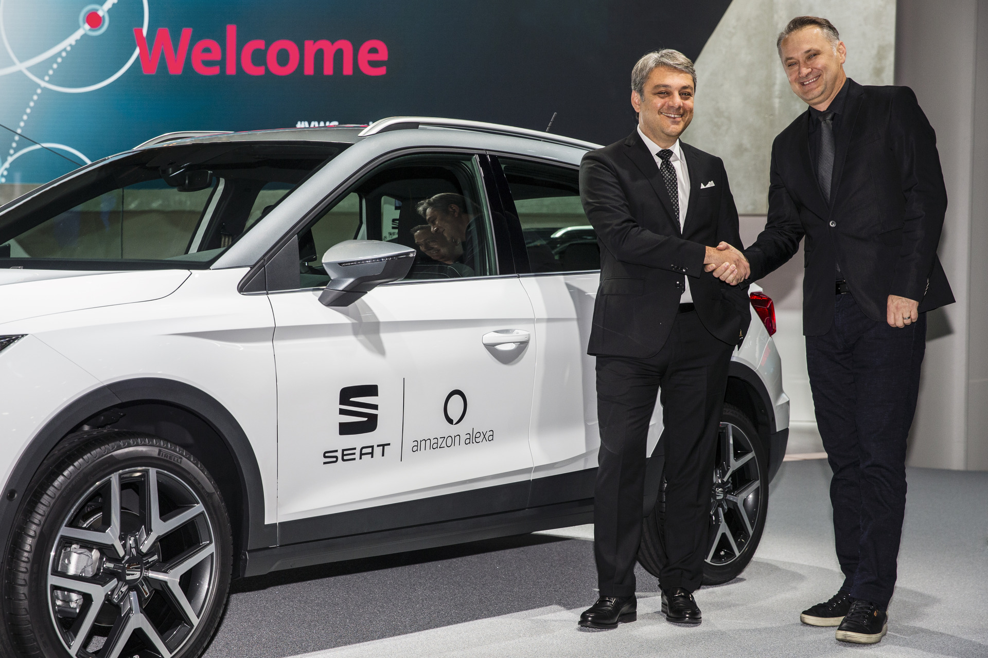 Luca de Meo (l.), Vorstandsvorsitzender der SEAT S.A., mit Ned Curic, Vice President für Alexa von Amazon.jpg