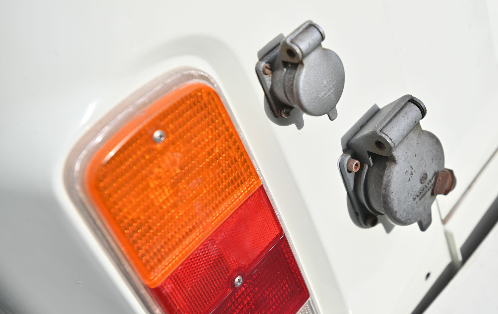 Die Stromeinspeisung (links) in den T2 Elektro-Transporter war selten vonnöten.