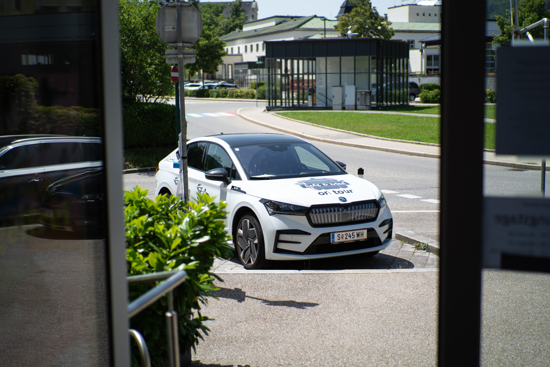 Das vollelektrische Škoda Enyaq Coupé vor dem Genusslabor in Bad Ischl.