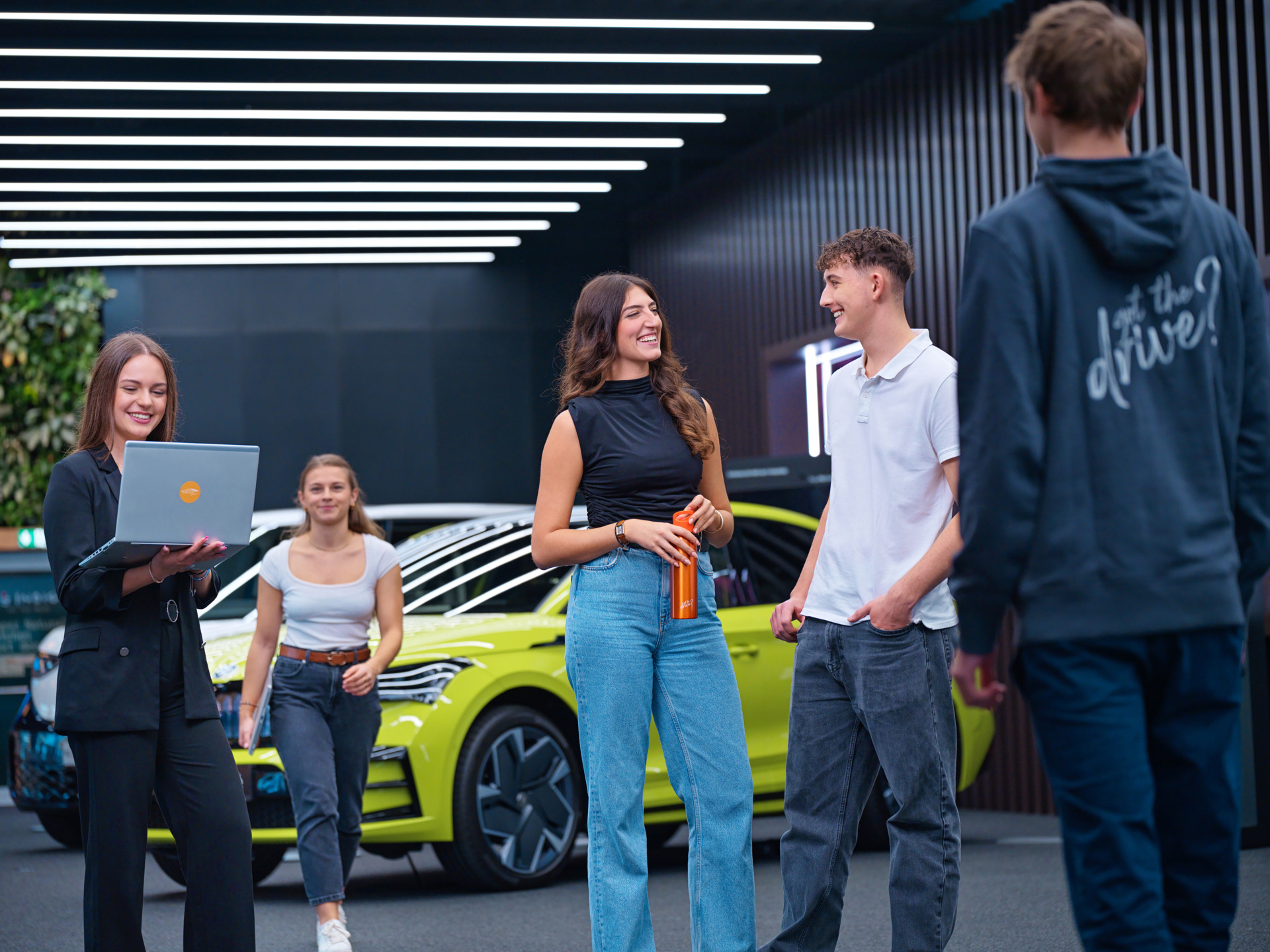 01_Mit Vollgas ins neue Ausbildungsjahr 200 neue Lehrlinge starten bei der Porsche Holding Salzburg.JPG