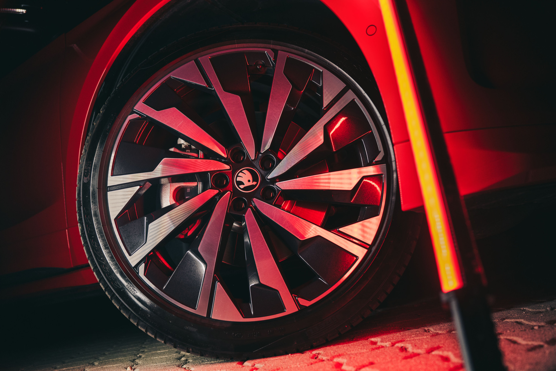 16_Škoda Enyaq Coupé vom Wind geformt.jpg