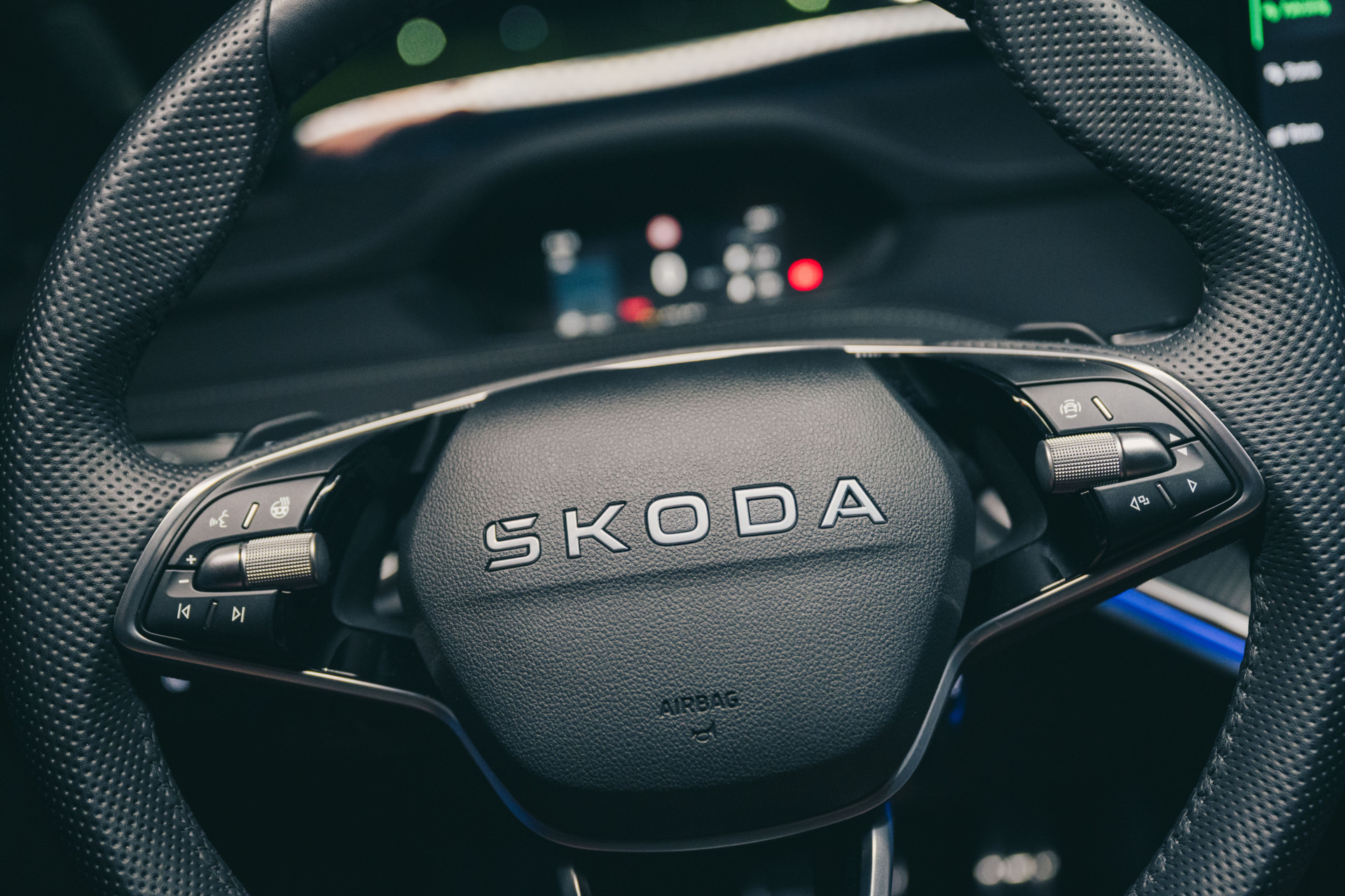 12_Škoda Enyaq Coupé vom Wind geformt.jpg