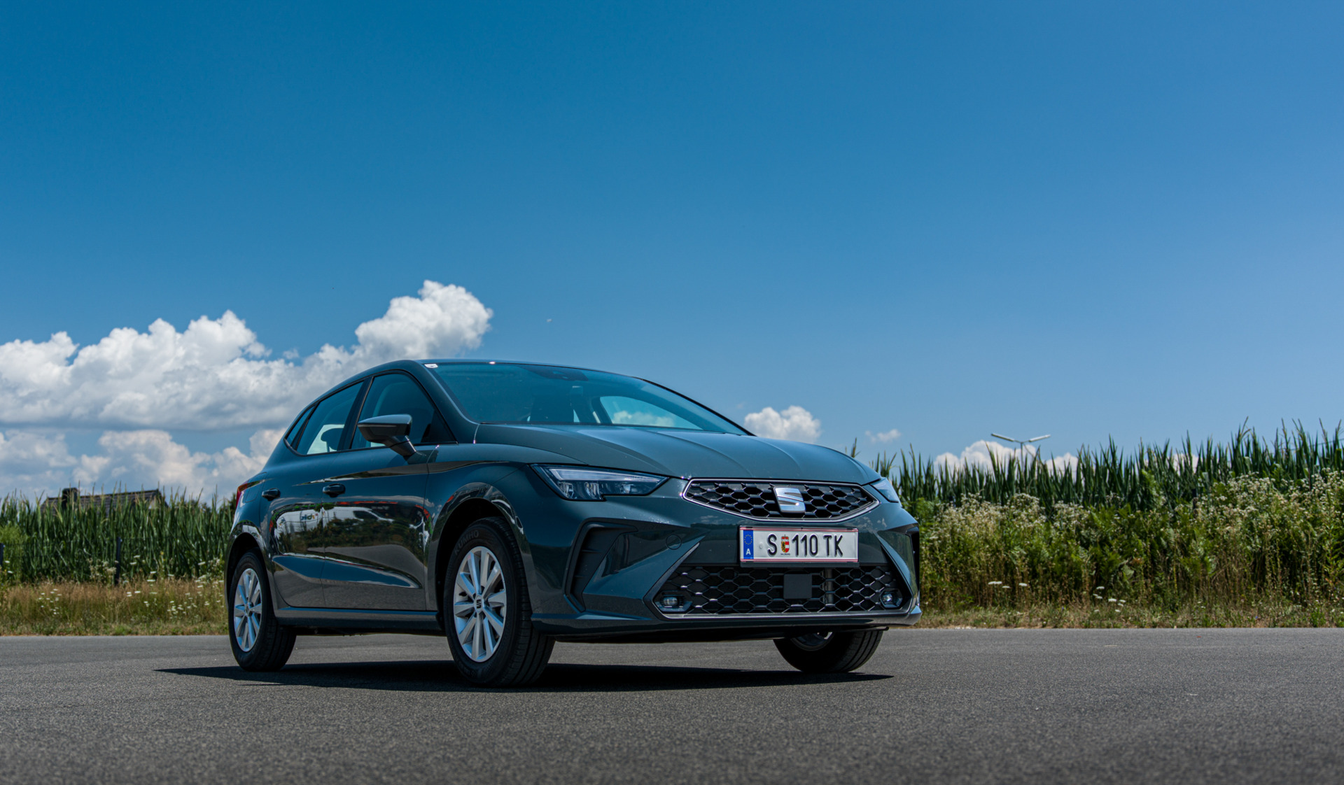 Seat Ibiza auf asphaltierter Straße mit Feldern und blauen Himmel
