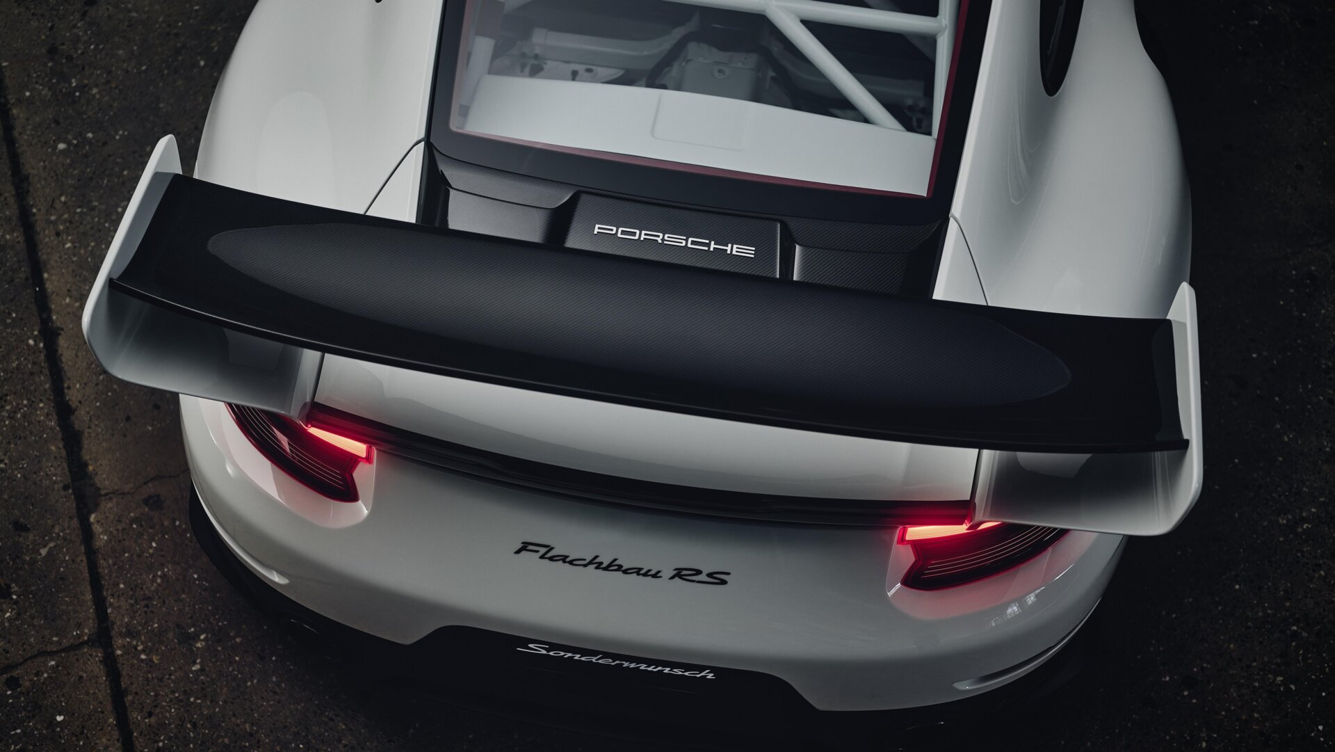Porsche Flachbau RS mit Schriftzug Sonderwunsch auf weißem Sportwagen