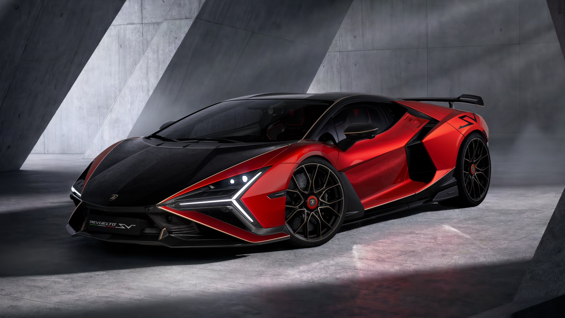 Lamborghini Revuelto SV in Rot und Schwarz vor Betonwand