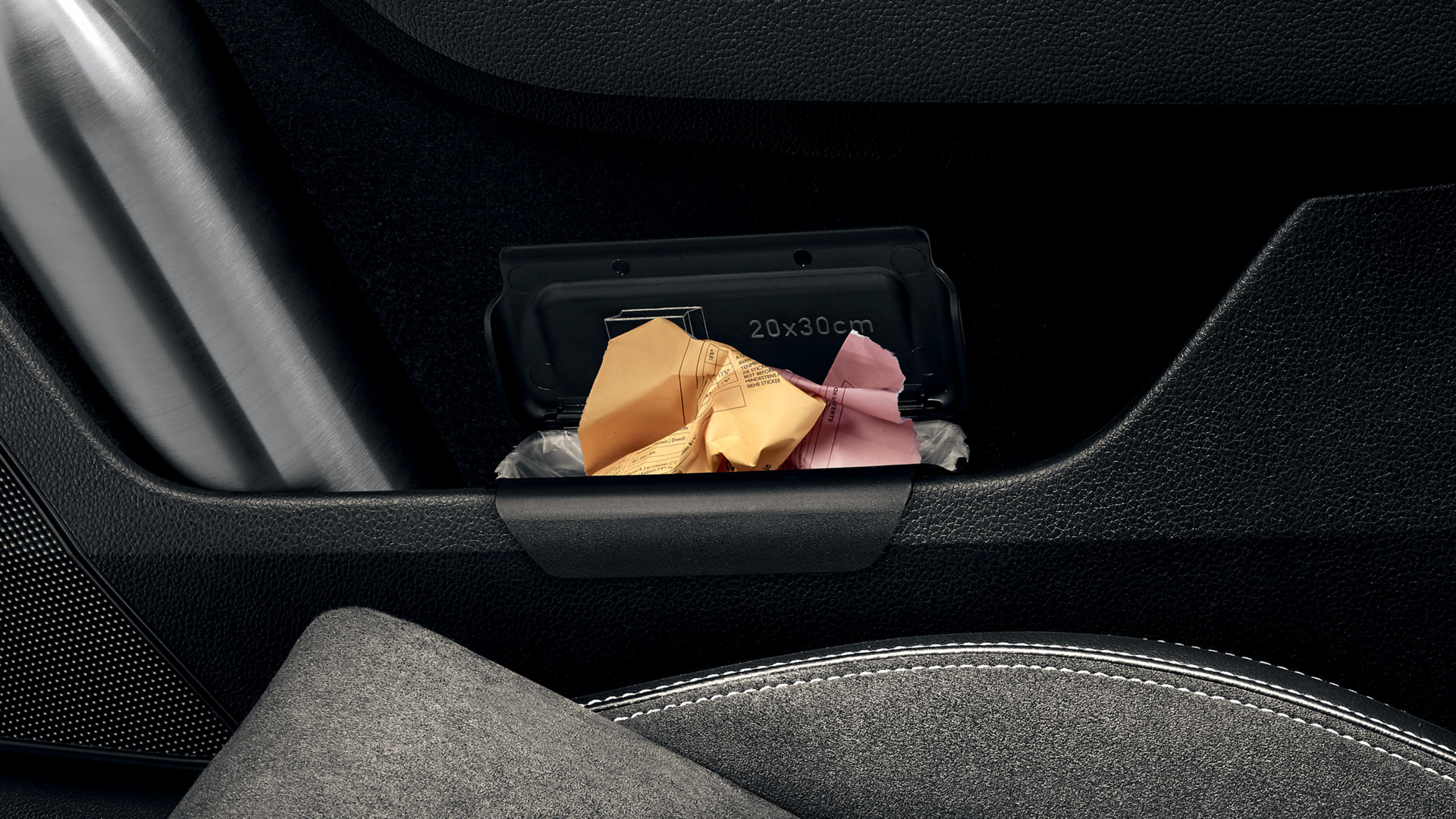 Auto-Mülleimer mit zerknülltem Papier im Innenraum eines Autos