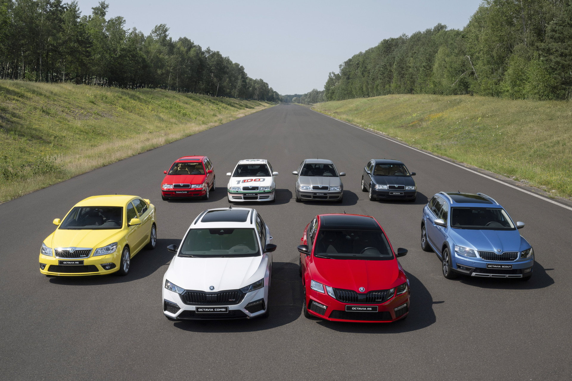 Škoda Octavia RS Modelle in verschiedenen Farben und Baujahren auf einer Straße