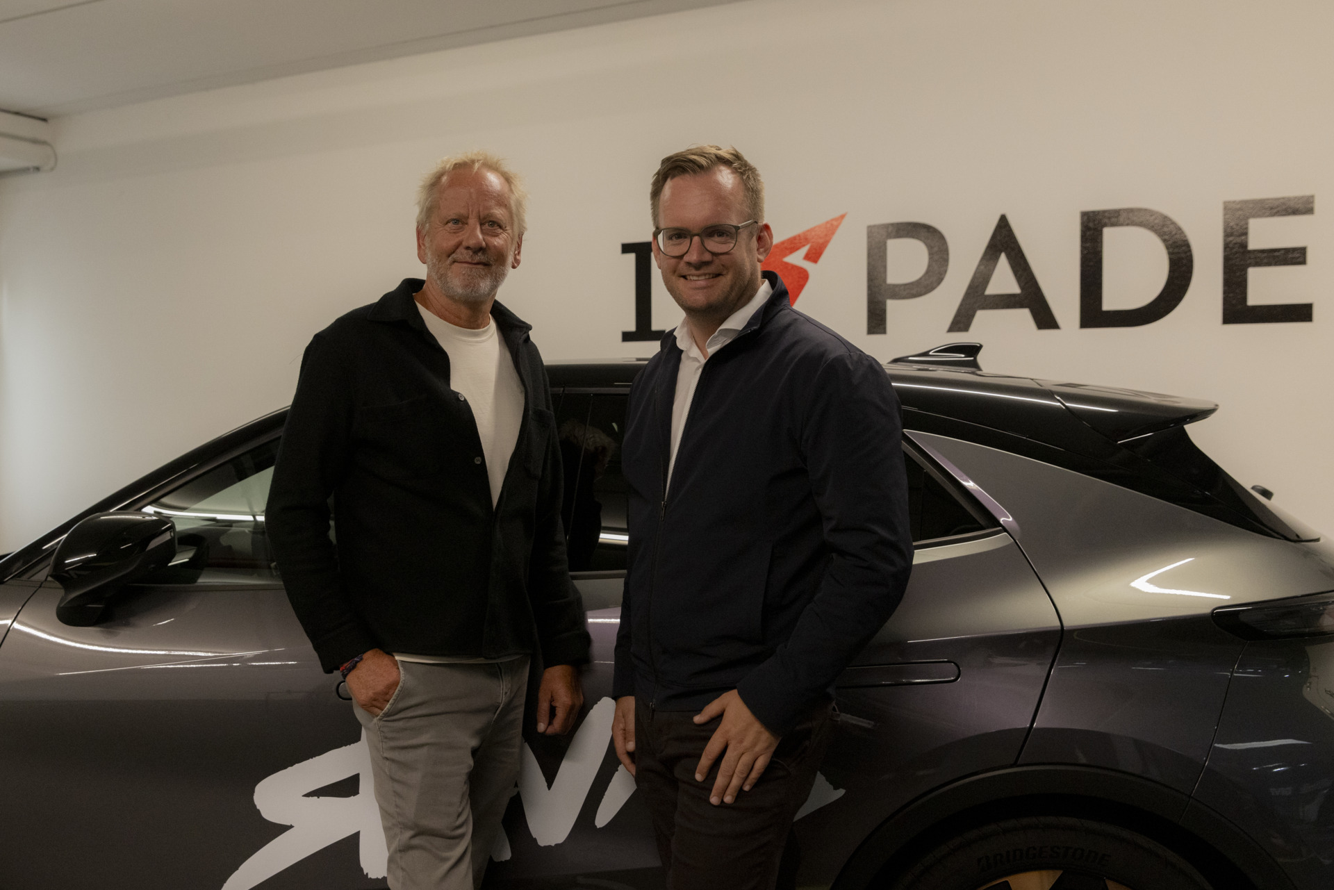 Manuel Hirschi und Michael Eder vor einem Elektroauto der Marke Nio in Österreich.